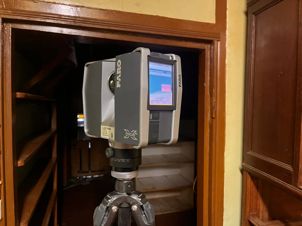 Scanner laser 3D sur trépied pendant le relevé d'un bâtiment