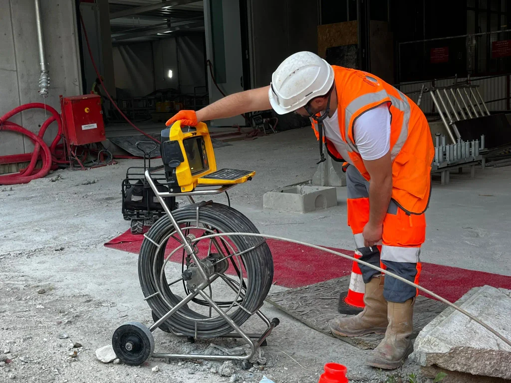 Aiguille détectable introduite dans un regard pour localiser une canalisation en PVC