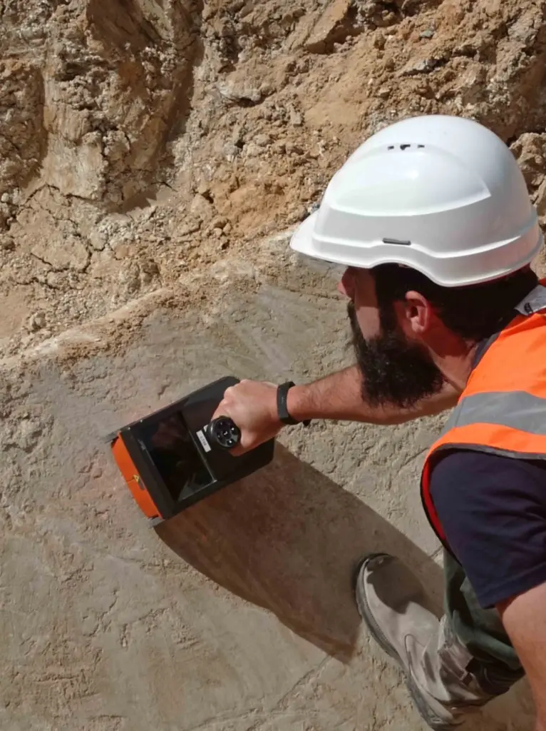 Géomètre LOCALITECH réalisant une auscultation au radar béton