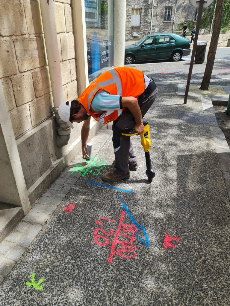 Géomètre LOCALITECH marque au sol un réseau télécom détecté par électromagnétisme 